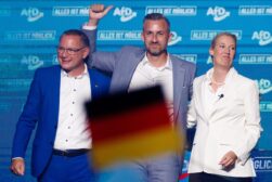 Magdeburg (Germany), 05/09/2026.- Top candidate of the far-right Alternative for Germany (AfD) party in Saxony-Anhalt Ulrich Siegmund (C) poses with Alternative for Germany (AfD) party and parliamentary group co-chairwoman Alice Weidel (R) and Alternative for Germany (AfD) party and parliamentary group co-chairman Tino Chrupalla (L) during the final campaigning event of the Alternative for Germany party (AfD) in Magdeburg, Germany, 05 September 2026. The regional state election in Saxony-Anhalt is held on 06 September 2026. (Elecciones, Alemania, Magdeburgo) EFE/EPA/CLEMENS BILAN