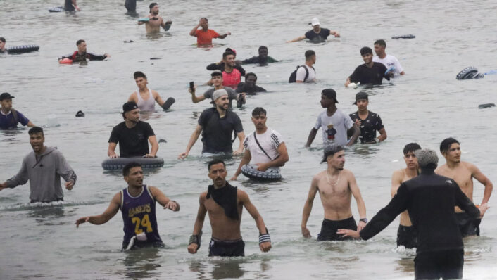Una imagen del asalto desde Marruecos a Ceuta