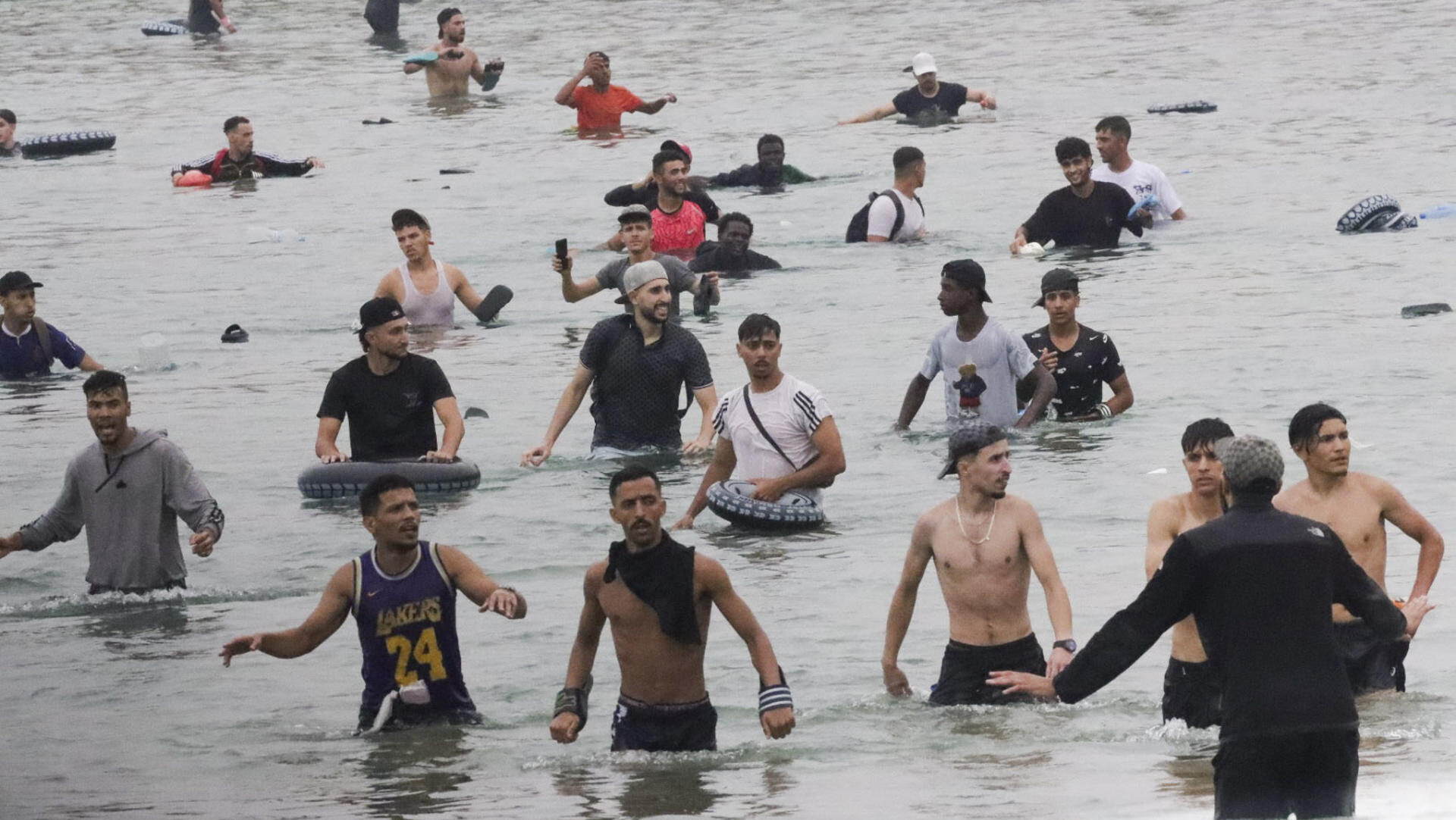 Una imagen del asalto desde Marruecos a Ceuta