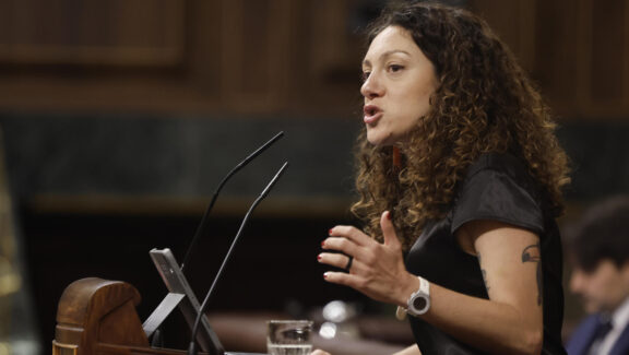 MADRID, 03/09/2026.- La diputada de Sumar Aina Vidal interviene en el pleno en el que comparece el presidente del Gobierno, Pedro Sánchez, en el Congreso de los Diputados, este jueves, para informar de la gestión de la crisis en Ceuta. en el que el presidente del Gobierno, Pedro Sánchez, comparece para explicar sus decisiones en la crisis migratoria sufrida por Ceuta. EFE/Sergio Pérez