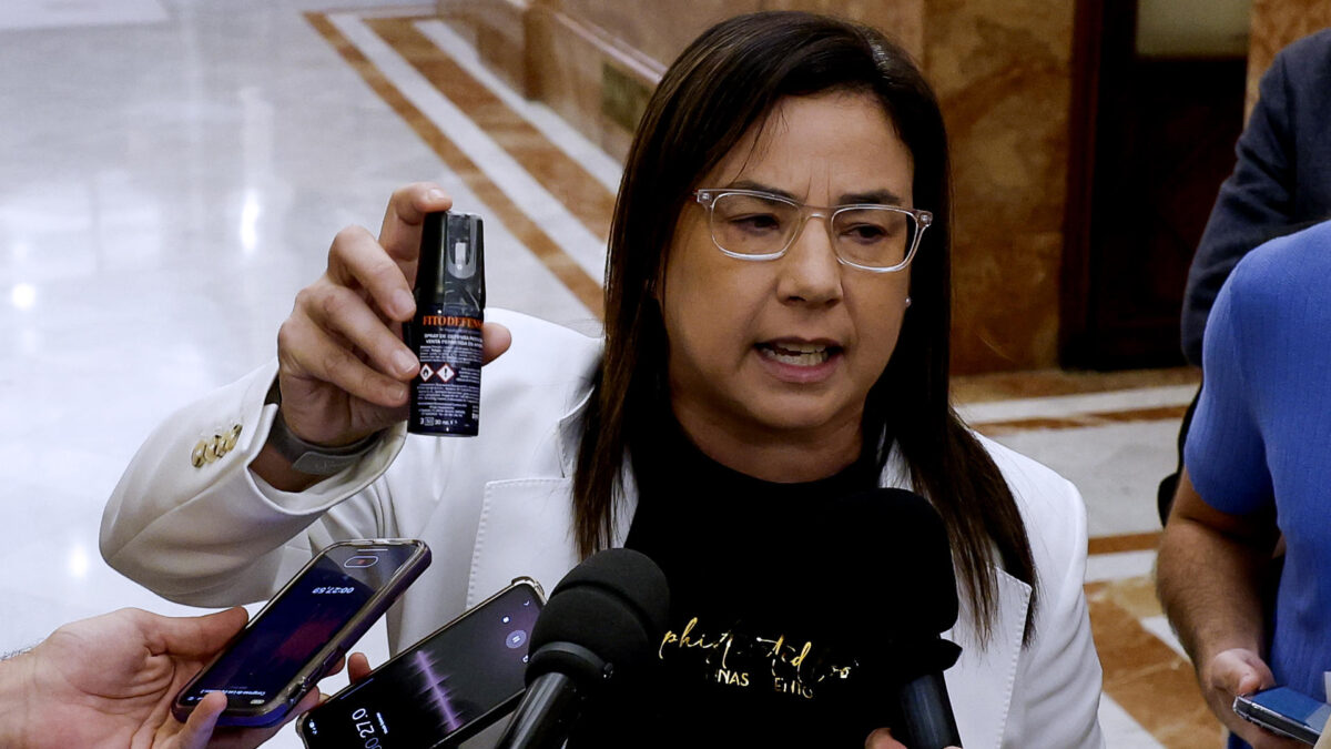 MADRID, 23/09/2026.- La diputada del PP, Ana Belén Vázquez muestra a los medios un bote de gas pimienta que ha enseñado en su interpelación al ministro del Interior, Fernando Grande-Marlaska y por el que ha sido expulsada en la sesión de control al Gobierno celebrada este miércoles en el Congreso. EFE/J.J. Guillén