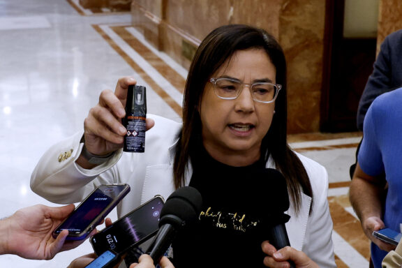 MADRID, 23/09/2026.- La diputada del PP, Ana Belén Vázquez muestra a los medios un bote de gas pimienta que ha enseñado en su interpelación al ministro del Interior, Fernando Grande-Marlaska y por el que ha sido expulsada en la sesión de control al Gobierno celebrada este miércoles en el Congreso. EFE/J.J. Guillén