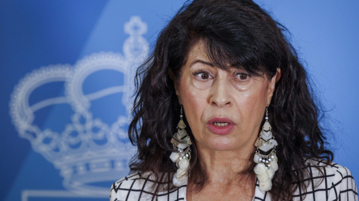 SEVILLA, 16/09/2026,- La ministra de Igualdad, Ana Redondo (c), atiende a los medios este miércoles en la Delegación del Gobierno en Sevilla antes de presidir el comité de crisis para analizar los casos de violencia machista. EFE/ Julio Muñoz