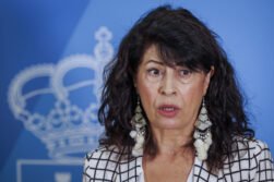 SEVILLA, 16/09/2026,- La ministra de Igualdad, Ana Redondo (c), atiende a los medios este miércoles en la Delegación del Gobierno en Sevilla antes de presidir el comité de crisis para analizar los casos de violencia machista. EFE/ Julio Muñoz