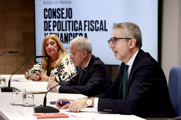 MADRID, 04/09/2026.- El ministro de Hacienda, Arcadi España, durante la rueda de prensa ofrecida después del Consejo de Política Fiscal y Financiera celebrado este viernes, en Madrid. EFE/Chema Moya