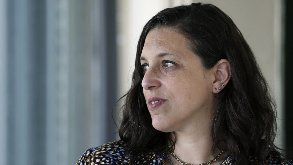 GRAFCAT4453. BARCELONA, 01/10/2023.- Torrencial, sin morderse la lengua, la argentina Ariana Harwicz defiende, vehemente, que al escribir hay que estar "dispuesto a todo", algo que plasma en su nuevo título, el ensayo "El ruido de una época", donde sostiene, asimismo, que la "única condición del artista es ser singular e irreductible". EFE/Andreu Dalmau