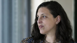 GRAFCAT4453. BARCELONA, 01/10/2023.- Torrencial, sin morderse la lengua, la argentina Ariana Harwicz defiende, vehemente, que al escribir hay que estar "dispuesto a todo", algo que plasma en su nuevo título, el ensayo "El ruido de una época", donde sostiene, asimismo, que la "única condición del artista es ser singular e irreductible". EFE/Andreu Dalmau