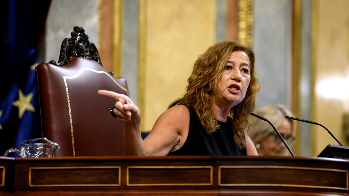 MADRID, 23/09/2026.- La presidenta del Congreso, Francina Armengol llama al orden y obliga a abandonar la cámara a la diputada del PP Ana Belén Vázquez tras mostrar un bote de gas pimienta en su interpelación al ministro del Interior Fernando Grande-Marlaska durante la sesión de control al Gobierno celebrada este miércoles en el hemiciclo. EFE/Javier Lizón