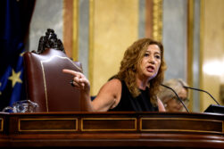 MADRID, 23/09/2026.- La presidenta del Congreso, Francina Armengol llama al orden y obliga a abandonar la cámara a la diputada del PP Ana Belén Vázquez tras mostrar un bote de gas pimienta en su interpelación al ministro del Interior Fernando Grande-Marlaska durante la sesión de control al Gobierno celebrada este miércoles en el hemiciclo. EFE/Javier Lizón