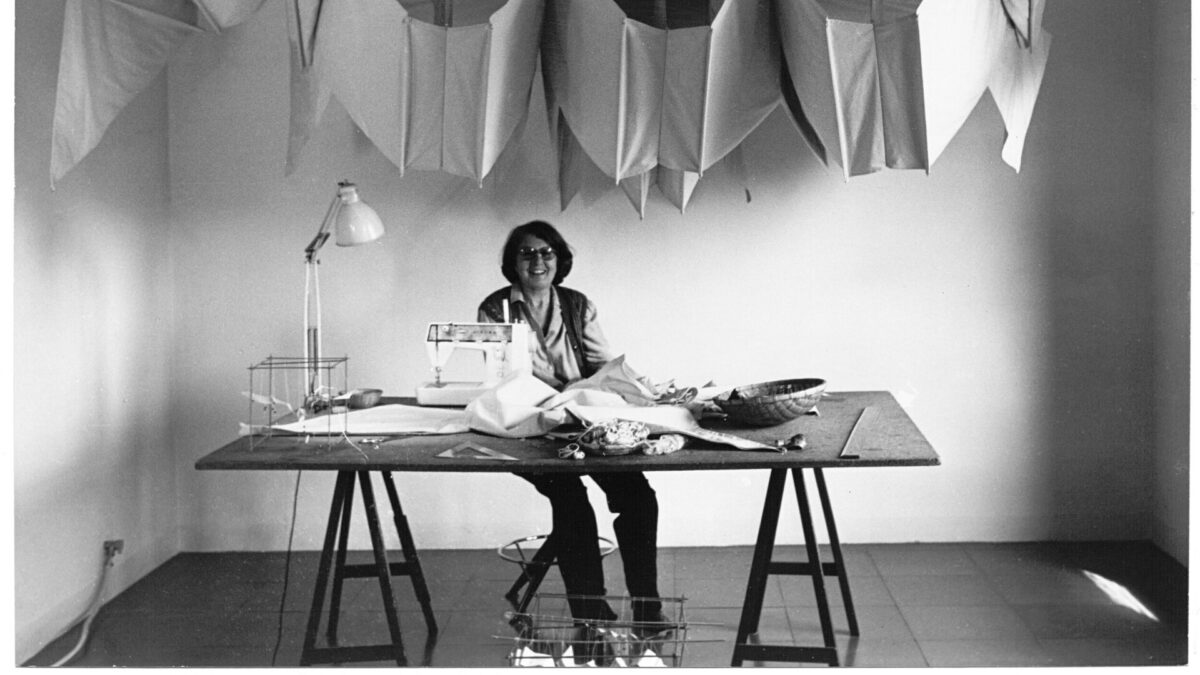 Aurèlia Muñoz trabajando en su estudio, 1982», de Josep Ventosa.