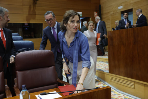MADRID, 17/09/2026.- La presidenta de la Comunidad de Madrid, Isabel Díaz Ayuso, llega a la Asamblea de Madrid para asistir a un nuevo pleno este jueves. EFE/ Zipi Aragon