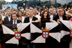 MADRID, 02/09/2026.- El líder del PP Alberto Núñez Feijóo (c) junto al alcalde de Madrid José Luis Martínez Almeida (i) y la presidenta de la Comunidad de Madrid Isabel Díaz Ayuso (d) asisten a la manifestación con motivo del Día de Ceuta, convocada este miércoles ante todos los ayuntamientos de España. EFE/SERGIO PÉREZ