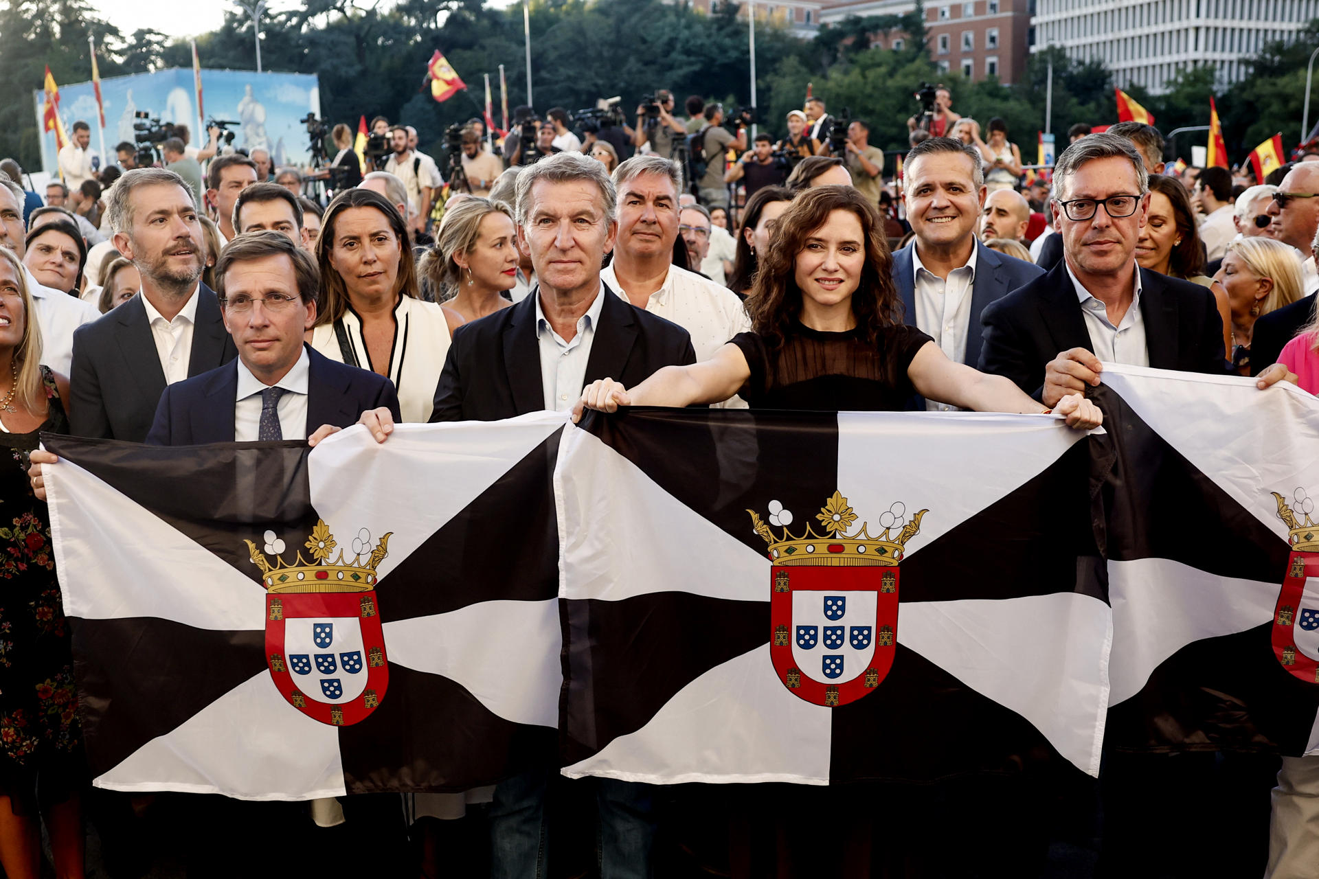MADRID, 02/09/2026.- El líder del PP Alberto Núñez Feijóo (c) junto al alcalde de Madrid José Luis Martínez Almeida (i) y la presidenta de la Comunidad de Madrid Isabel Díaz Ayuso (d) asisten a la manifestación con motivo del Día de Ceuta, convocada este miércoles ante todos los ayuntamientos de España. EFE/SERGIO PÉREZ