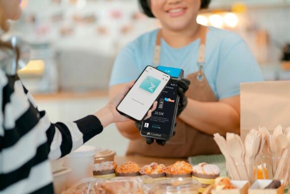 21/09/2026 Imagen de un pago a través de Bizum Pay ESPAÑA EUROPA CATALUÑA ECONOMIA CAIXABANK