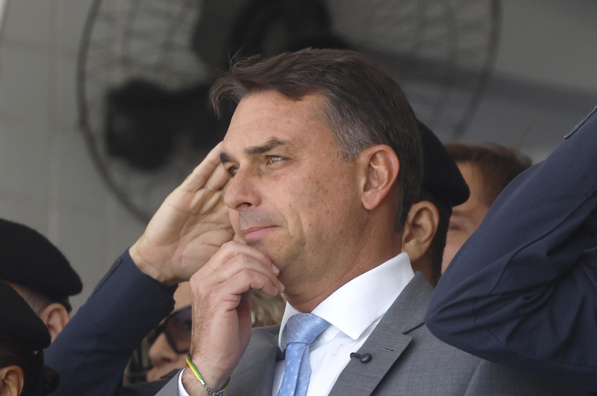 AME441. RÍO DE JANEIRO (BRASIL), 25/09/2026.- El candidato a la presidencia de Brasil, Flávio Bolsonaro, asiste a la ceremonia de graduación del curso de formación de oficiales de la Policía Militar este viernes en Río de Janeiro (Brasil). EFE/ Antonio Lacerda