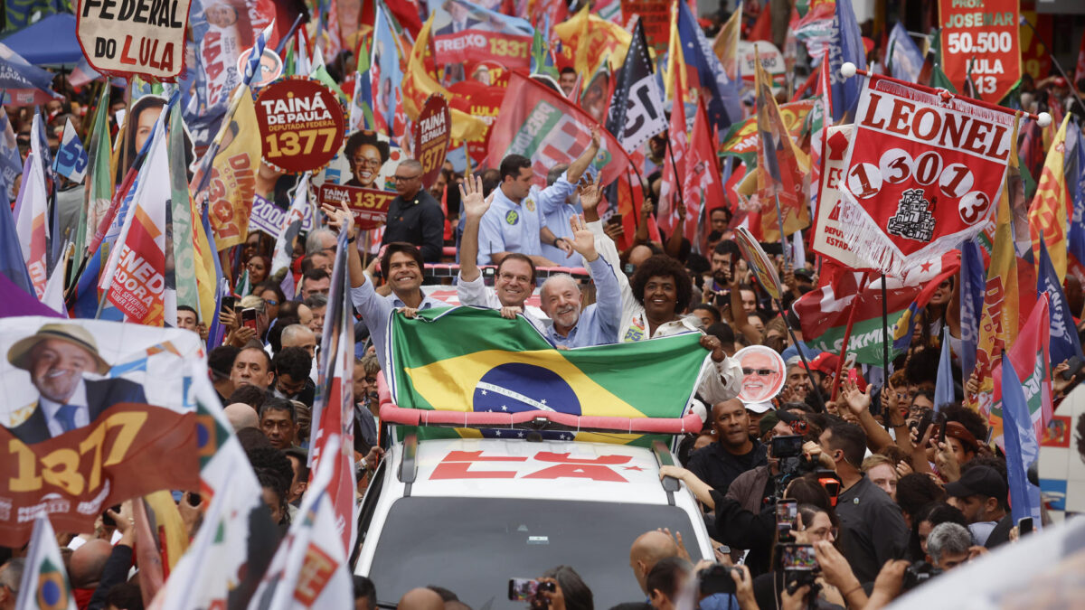 AME217. SÃO GONÇALO (BRASIL), 24/09/2026.- El presidente y candidato a la reelección de Brasil, Luiz Inácio Lula da Silva (c-d), y el exalcalde de Río de Janeiro Eduardo Paes (c-i) saludan a simpatizantes durante un acto de campaña este jueves, en São Gonçalo (Brasil). Lula da Silva afirmó que en la Presidencia no hay espacio para "representantes de la milicia", en una referencia a su principal rival, el senador ultraderechista Flávio Bolsonaro. EFE/ Antonio Lacerda