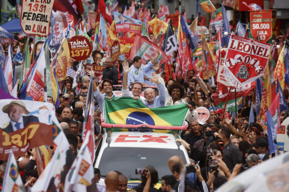 AME217. SÃO GONÇALO (BRASIL), 24/09/2026.- El presidente y candidato a la reelección de Brasil, Luiz Inácio Lula da Silva (c-d), y el exalcalde de Río de Janeiro Eduardo Paes (c-i) saludan a simpatizantes durante un acto de campaña este jueves, en São Gonçalo (Brasil). Lula da Silva afirmó que en la Presidencia no hay espacio para "representantes de la milicia", en una referencia a su principal rival, el senador ultraderechista Flávio Bolsonaro. EFE/ Antonio Lacerda