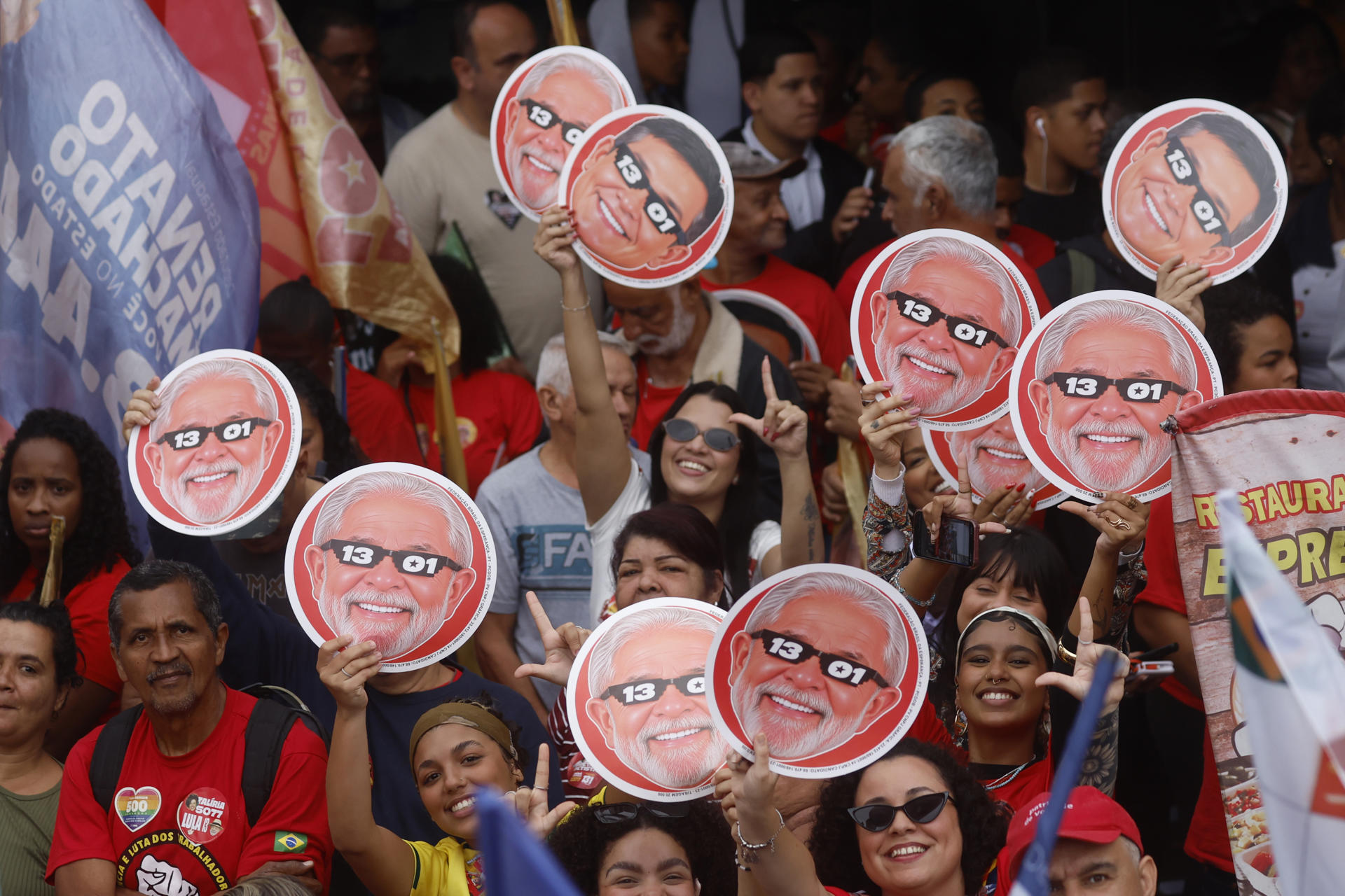 AME174. SÃO GONÇALO (BRASIL), 24/09/2026.- Simpatizantes del presidente y candidato a la reelección de Brasil, Luiz Inácio Lula da Silva, participa en un acto de campaña en uno de los principales municipios de la empobrecida región de la Baixada Fluminense este jueves, en la ciudad de São Gonçalo (Brasil). Lula da Silva, que aspira a ser reelegido en las presidenciales de Brasil del 4 de octubre, afirmó que en la Presidencia no hay espacio para "representantes de la milicia", en una referencia a su principal rival, el senador ultraderechista Flávio Bolsonaro. EFE/ Antonio Lacerda