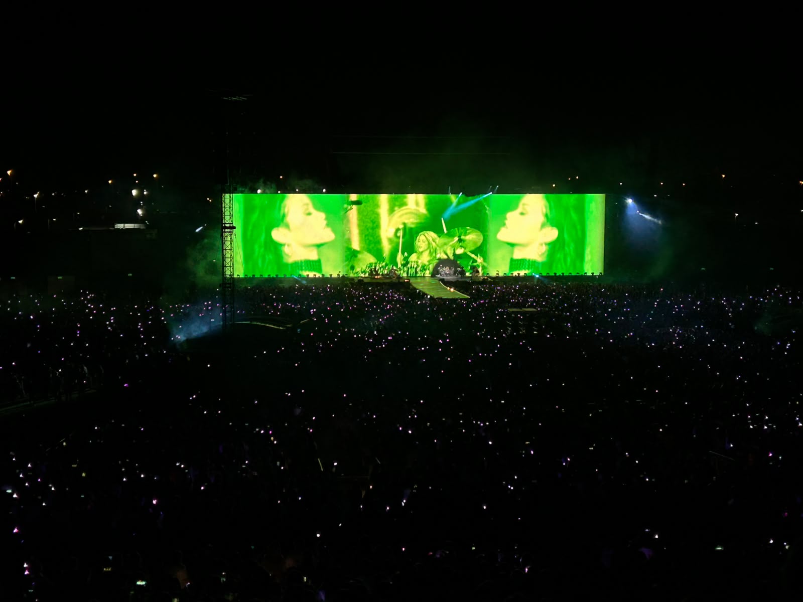 Shakira sentaba a la batería con los visuales mostrando a Rihanna