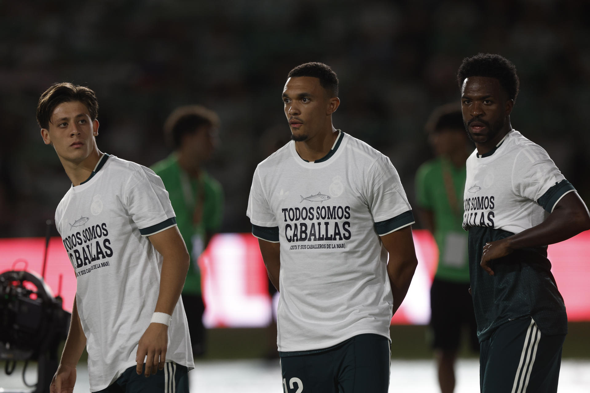ELCHE (ALICANTE), 15/09/2026.- Los jugadores del Real Madrid con una camiseta en homenaje a Ceuta antes del inicio del encuentro correspondiente a la jornada 6 de LaLiga entre el Elche y el Real Madrid este martes en el estadio Martínez Valero de Elche. EFE/ Kai Forsterling