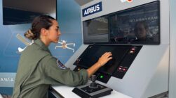La capitán Marta Escudero, primera mujer instructora de drones.