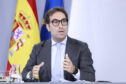 El Gobierno recupera el descuento de 20 céntimos en carburantes y limita el precio de la bombona de butano a 19,55 euros
