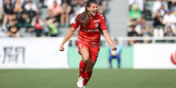 Carlota Suárez celebrando un gol con el INAC Kobe Leonessa