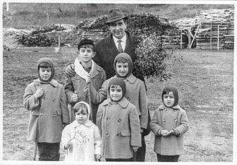 Maite Araluce, con un abrigo blanco, junto a sus hermanos y su padre.