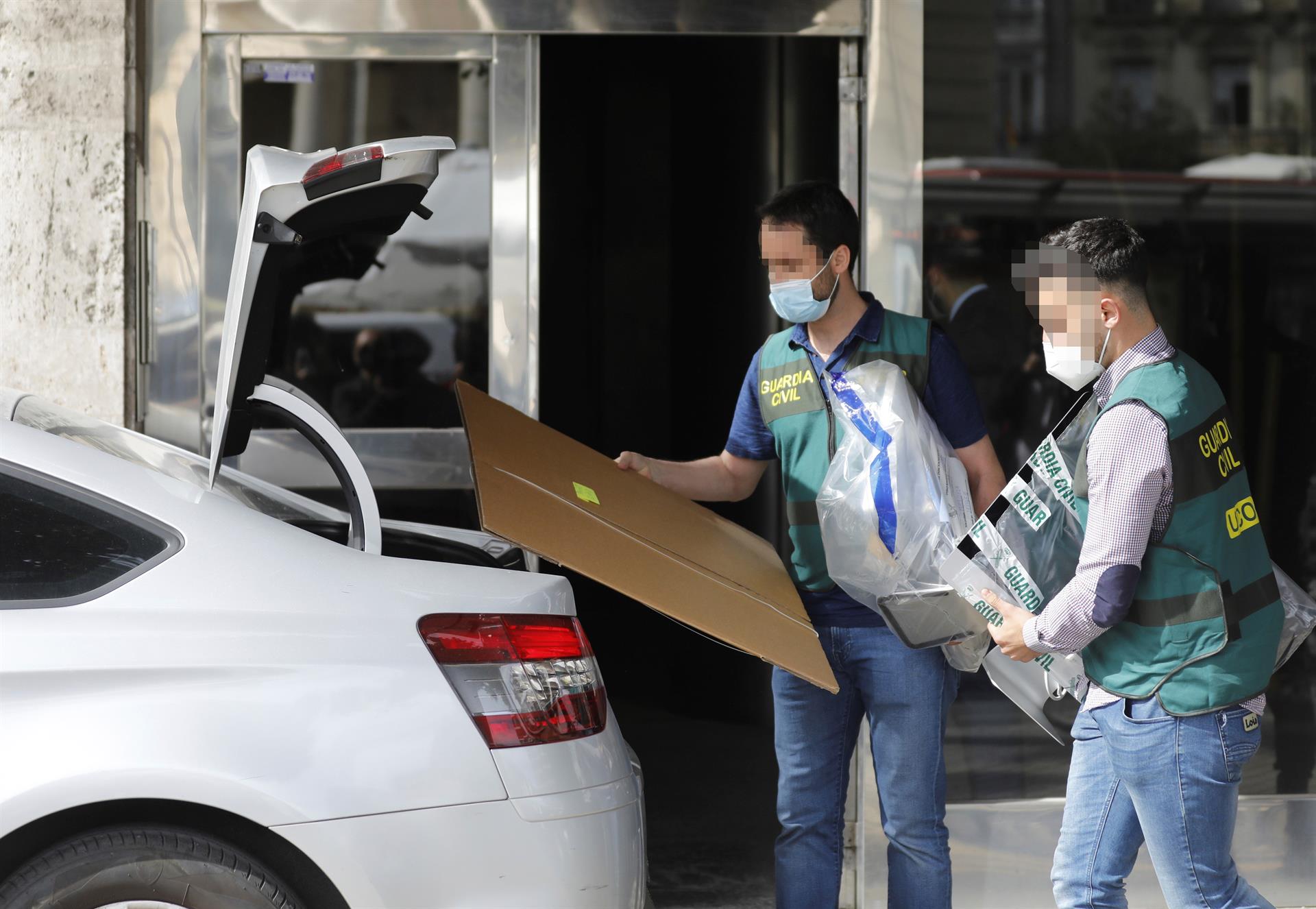 Miembros de la UCO se llevan material de la vivienda del exvicealcalde de Valencia, Alfonso Gra. EFE/ Kai Försterling