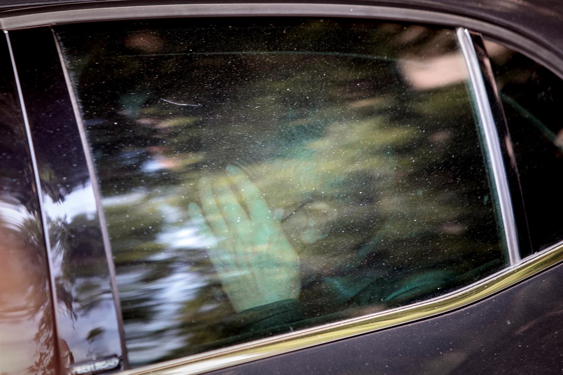 El exsubdelegado del Gobierno en Valencia, Rafael Rubio, a su salida en un coche policial tras el registro efectuado en su domicilio por agentes de la UCO en 2021. EFE/ Biel Aliño