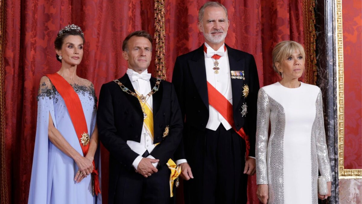 Los reyes de España, Felipe VI y Letizia (i), posan con el presidente de la República de Francia, Emmanuel Macron (2-i), y la primera dama Brigitte Macron (d), a su llegada a la cena de gala que se celebra este martes en el Palacio Real, en Madrid. EFE/Juanjo Martín