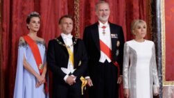 Los reyes de España, Felipe VI y Letizia (i), posan con el presidente de la República de Francia, Emmanuel Macron (2-i), y la primera dama Brigitte Macron (d), a su llegada a la cena de gala que se celebra este martes en el Palacio Real, en Madrid. EFE/Juanjo Martín
