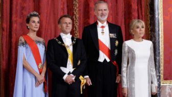 Los reyes de España, Felipe VI y Letizia (i), posan con el presidente de la República de Francia, Emmanuel Macron (2-i), y la primera dama Brigitte Macron (d), a su llegada a la cena de gala que se celebra este martes en el Palacio Real, en Madrid. EFE/Juanjo Martín