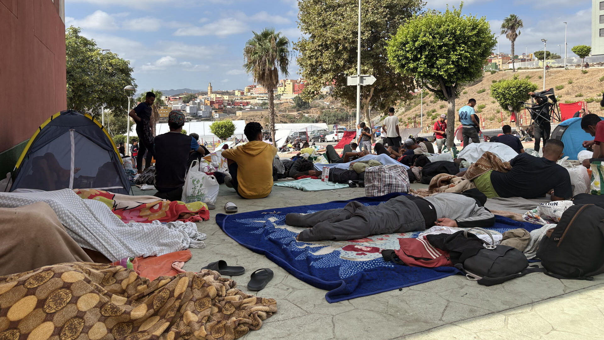 FOTODELDÍA CEUTA, 10/09/2026.-Vista de exterior del asentamiento temporal de Loma Colmenar donde continúan los migrantes durmiendo en la calle esperando a ser aceptados en el interior. EFE/Laura Rincón