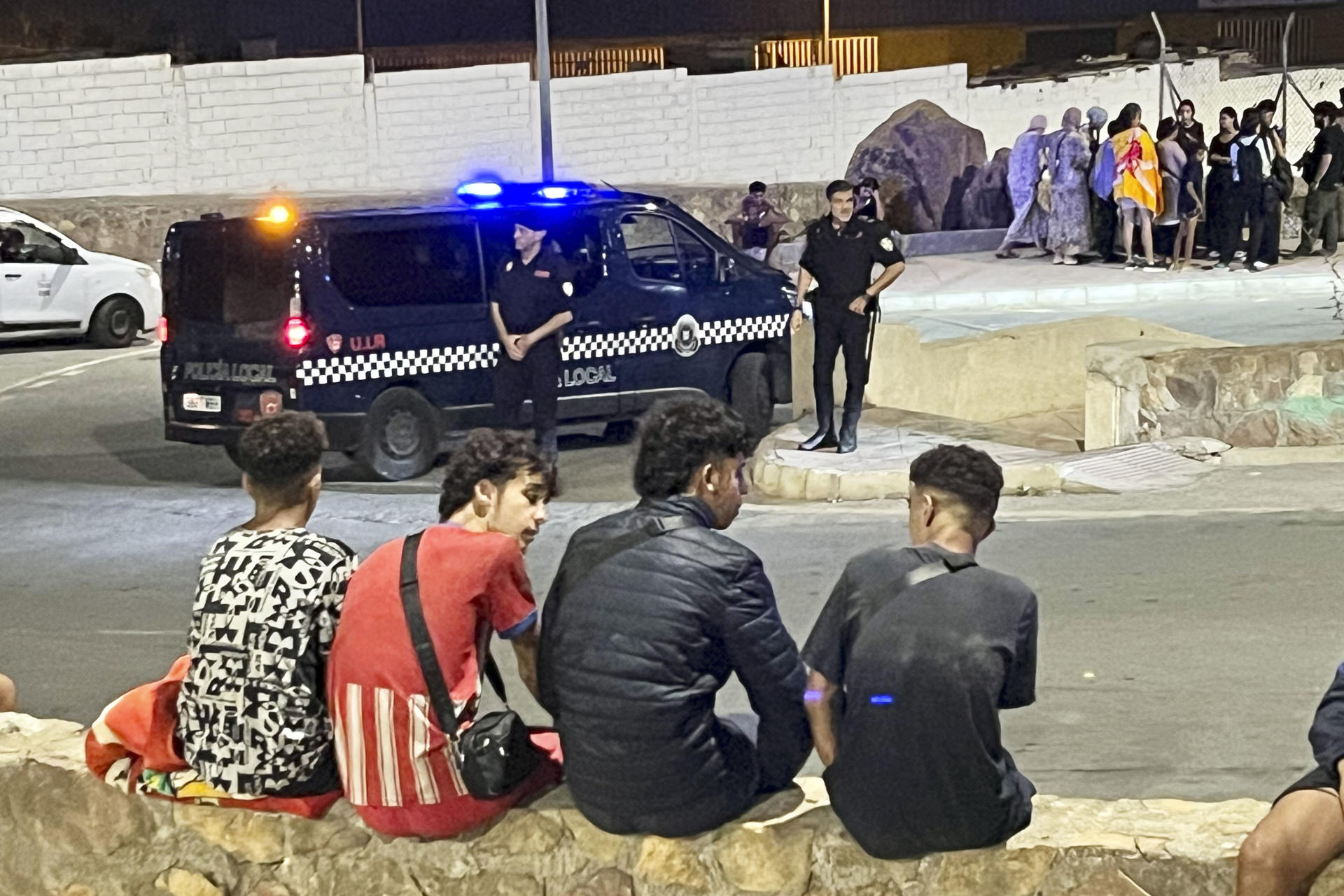 AMPLÍA PIE DE FOTO CEUTA, 11/09/2026.- Incendio en los campamentos de inmigrantes de las naves del Tarajal, este jueves en Ceuta. La Policía Nacional, Policía Local y militares acudieron al lugar cooperando dentro de sus labores con los integrantes del SEIS, que trabajan arduamente para poder sofocar las llamas y evitar que la situación terminara con peores consecuencias. Según declaraciones de los migrantes el incendio se produjo como consecuencia de la caída de una vela en una de las chozas que hay en las inmediaciones del polígono del Tarajal de Ceuta. EFE/ Reduán