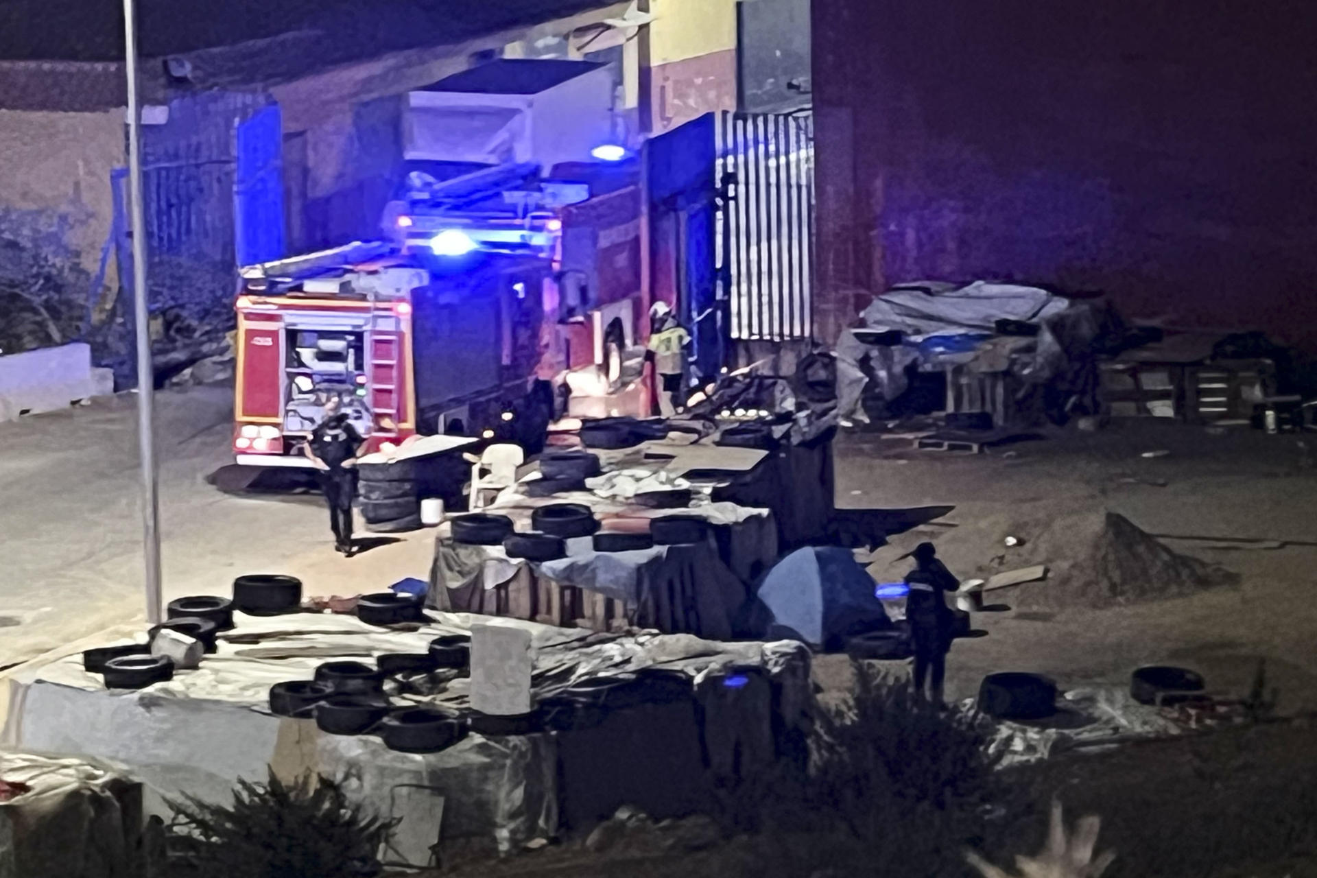 CEUTA, 11/09/2026.- Incendio en los campamentos de inmigrantes de las naves del Tarajal, este jueves en Ceuta. La Policía Nacional, Policía Local y militares acudieron al lugar cooperando dentro de sus labores con los integrantes del SEIS, que trabajan arduamente para poder sofocar las llamas y evitar que la situación terminara con peores consecuencias. EFE/ Reduán
