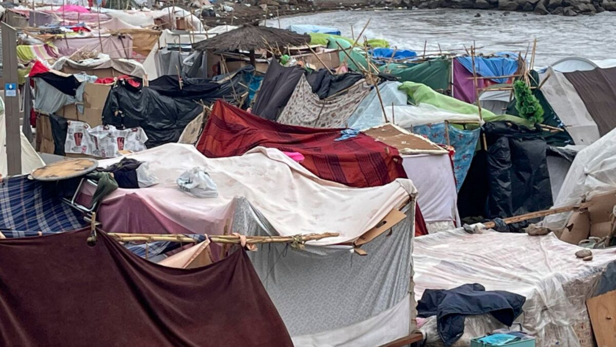 Varios miles de personas que entraron masivamente a la ciudad continúan acampados en las playas de Benítez y Trampolín a la espera de nuevos centros de acogida en Ceuta. EFE/Reduan
