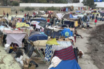 CEUTA, 12/09/2026.- Decenas de migrantes marroquíes han extendido este sábado su asentamiento ilegal en las costas de Ceuta a la playa de Benítez, situada al lado de la playa del Trampolín que se ha convertido en un lugar de cobijo de miles de personas que entraron los días 30 y 31 de julio. EFE/Reduan