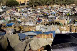 MADRID, 14/09/2026.- Imágenes de la playa del Trampolín este lunes a la espera de ser reubicados en el campamento temporal en muelle Poniente del puerto de Ceuta. EFE/ Reduan