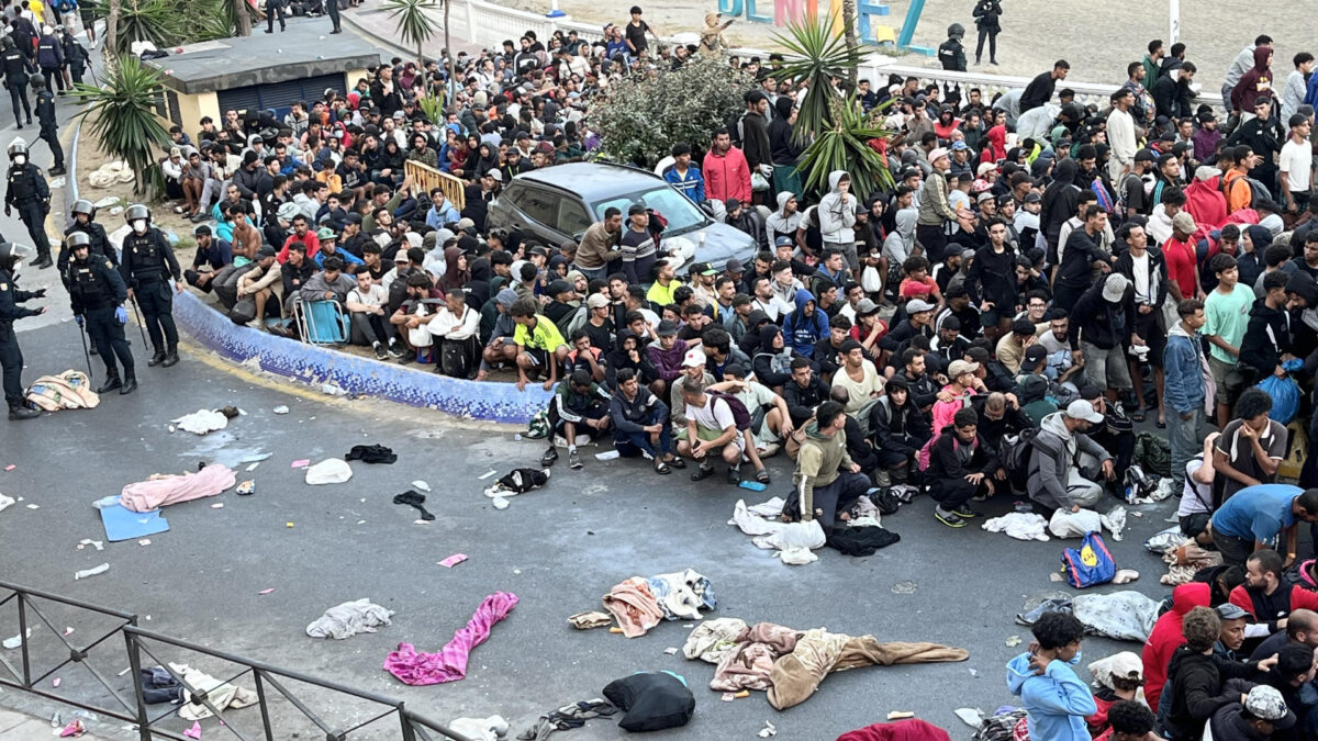 CEUTA, 18/09/2026.- Traslado de migrantes asentados en la playa de Benítez, este viernes. Las autoridades han iniciado a primera hora de este viernes el traslado de los migrantes asentados en las playas de Benítez y el Trampolín de Ceuta hasta el campamento temporal habilitado en el puerto de la ciudad, con capacidad para unas 1.700 personas. Un amplio dispositivo policial se ha desplegado en torno a las 7:15 de la mañana en ambos asentamientos, donde permanecen adultos y menores desde la entrada masiva registrada el pasado 30 de julio. EFE/Reduan