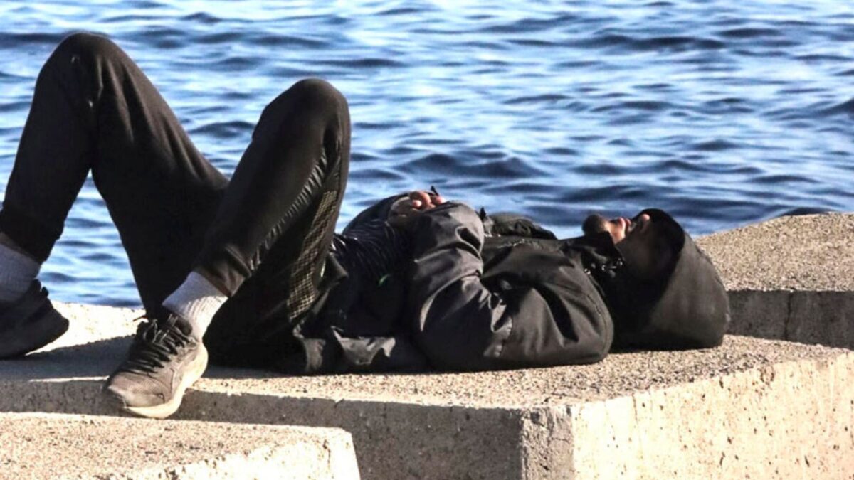 Un migrante que vive en las chozas de la playa Benítez.