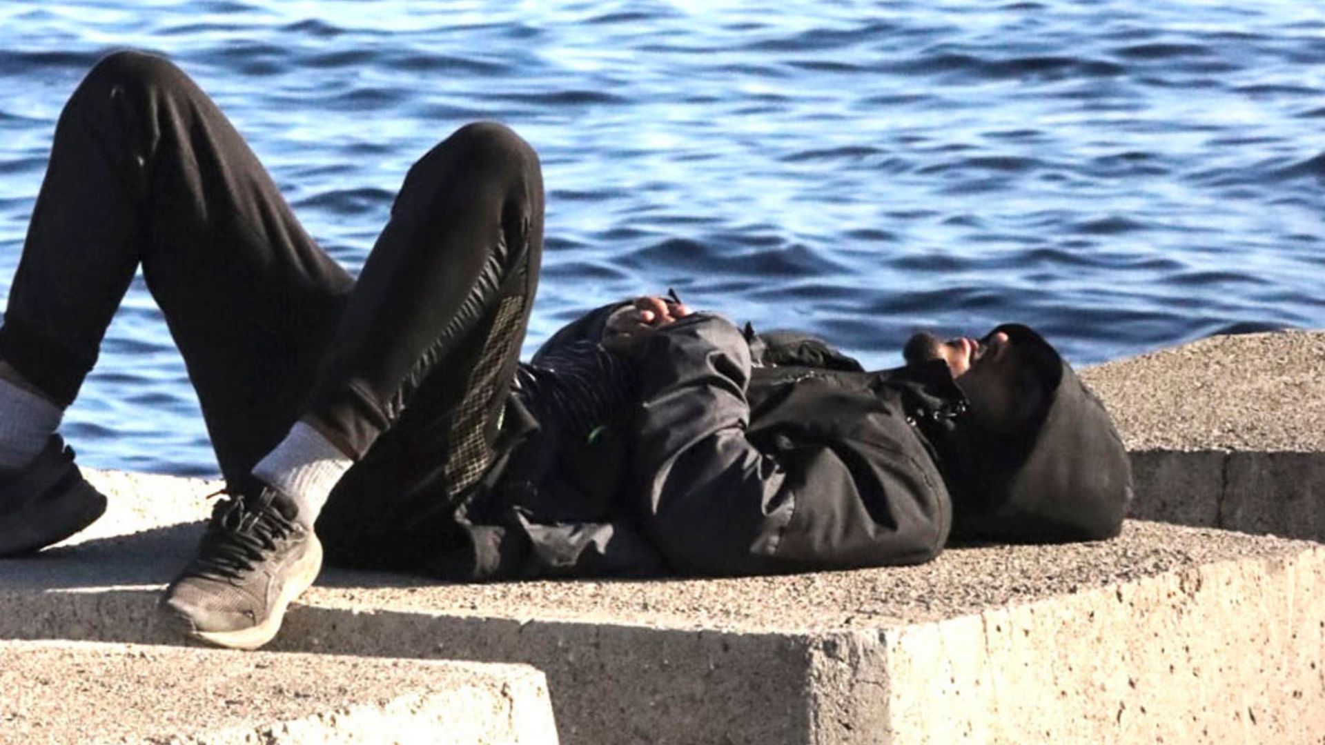 Un migrante que vive en las chozas de la playa Benítez.