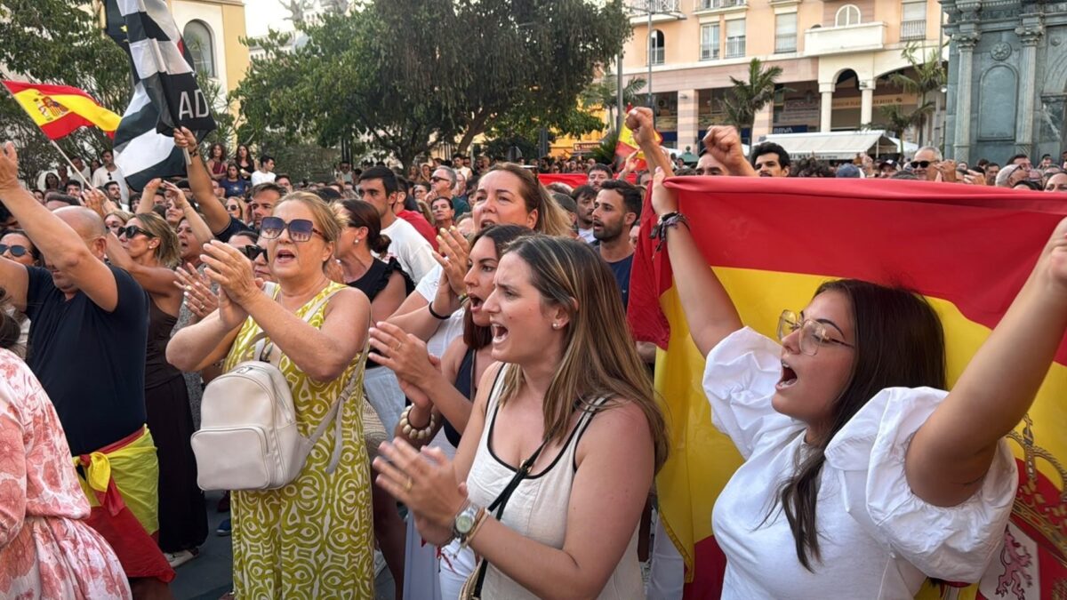 02/08/2026 División entre ciudadanos ceutíes en una manifestación convocada por Vito Quiles tras la crisis migratoria. CEUTA, 2 (EUROPA PRESS) Centenares de personas se han congregado este domingo en Ceuta en una manifestación convocada por Vito Quiles contra la entrada masiva de migrantes registrada desde el jueves, en la que se ha plasmado la división entre los ciudadanos ceutíes presentes. Durante la concentración, que ha comenzado a las 20.30 horas en la Plaza de los Reyes, varios asistentes han comenzado a discutir y a confrontarse, dividiéndose en dos bandos. Mientras algunos gritaban "Pedro Sánchez, hijo de puta", otros han respondido coreando "Vito Quiles, hijo de puta" y "fuera, fuera". "A pesar de tener distintas ideologías, tenemos que unirnos para luchar contra los problemas", ha declarado a Europa Press una joven que, emocionada, ha lamentado el enfrentamiento y ha acusado a Quiles de "apropiarse" y "ponerle su nombre" a una manifestación convocada también por asociaciones vecinales. "Ha venido a provocar y a dividirnos y lo ha conseguido al final", ha explicado afligida. "Esta manifestación se convocó hace unos días", ha asegurado. Junto a Quiles, también ha llegado a la plaza el grupo de ultraderecha Save Europe Act, que ha desplegado una pancarta con el lema "Sánchez se tiene que ir, España necesita reinmigración". ((Habrá ampliación)) POLITICA IVÁN ZAMBRANO / EUROPA PRESS