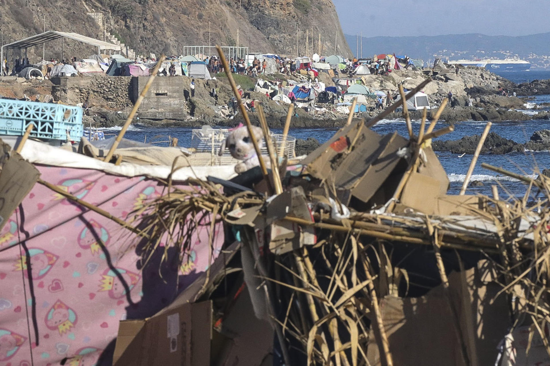 CEUTA, 23/09/2026.- Vista de la playa del Trampolín de Ceuta, este miércoles. Mientras focos, drones y prismáticos de las fuerzas de seguridad miran este miércoles a la frontera que separa España de Marruecos ante el llamamiento a una nueva entrada masiva de migrantes, algo que hasta este mediodía no se había producido, la vida sigue abriéndose paso al otro lado de Ceuta, en la ya conocida playa del Trampolín. EFE/ Reduan