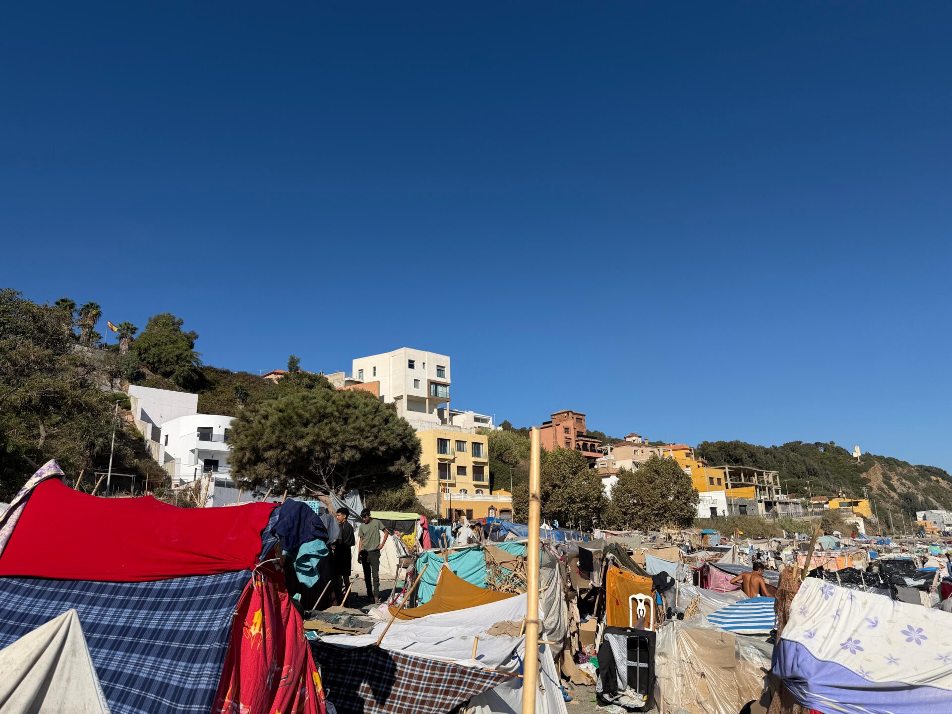 Carpas en la playa de Ceuta.