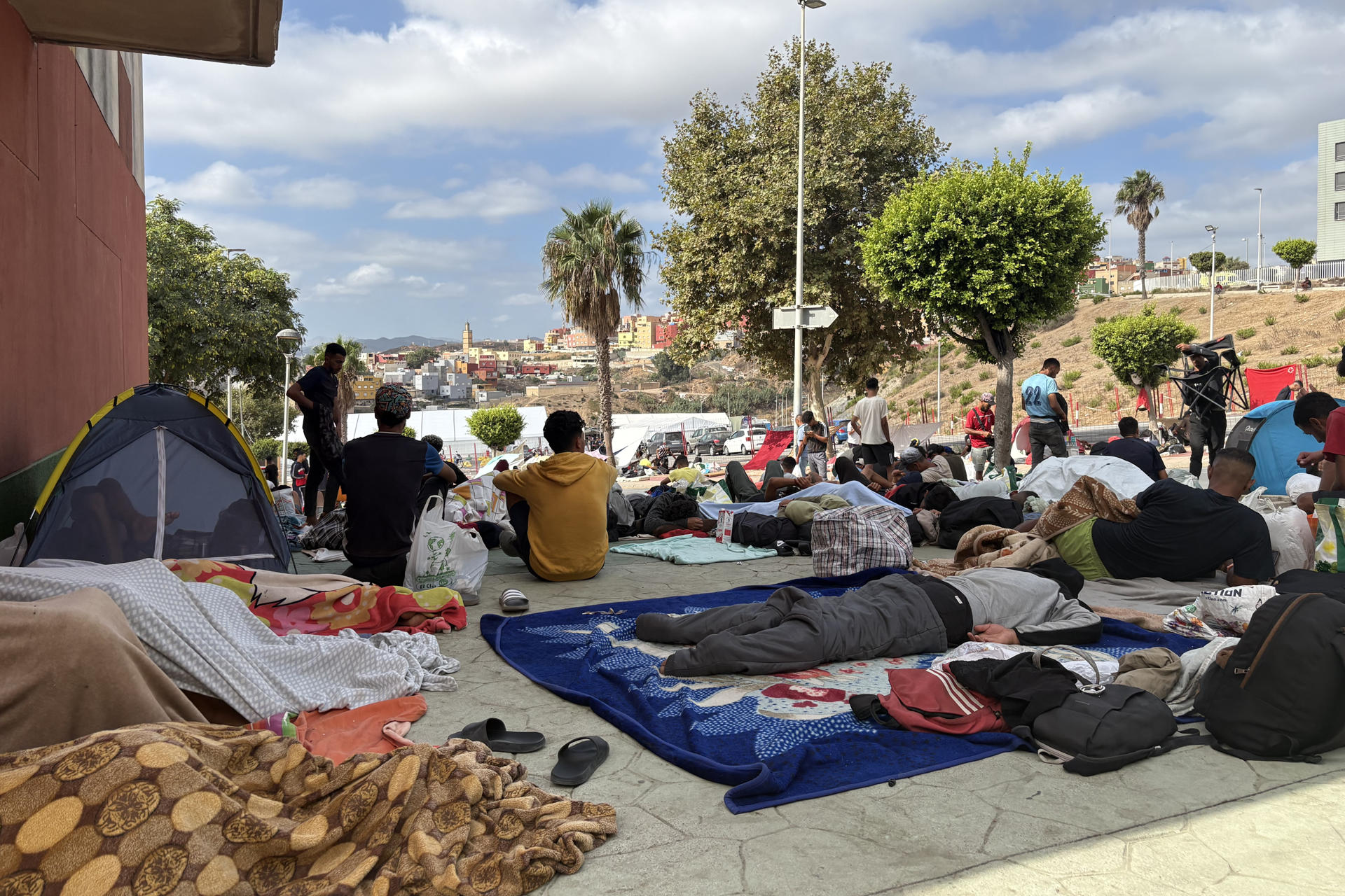 CEUTA, 10/09/2026.-Vista de exterior del asentamiento temporal de Loma Colmenar donde continúan los migrantes durmiendo en la calle esperando a ser aceptados en el interior. EFE/Laura Rincón