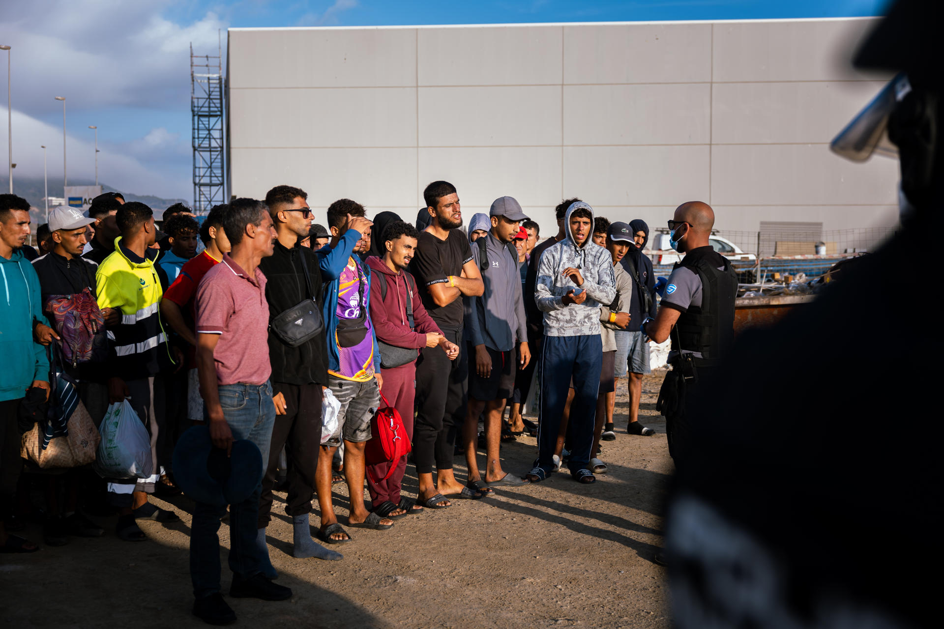 CEUTA (ESPAÑA), 18/09/2026.- Un grupo de inmigrantes son realojados este viernes desde las playas de Benítez y el Trampolín de Ceuta hasta el campamento temporal habilitado en el puerto de la ciudad, con capacidad para unas 1.700 personas. EFE/Ministerio de Inclusión/SOLO USO EDITORIAL/SOLO DISPONIBLE PARA ILUSTRAR LA NOTICIA QUE ACOMPAÑA (CRÉDITO OBLIGATORIO)