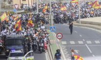 CEUTA, 20/09/2026.- Un grupo de personas, convocadas por la federación provincial de asociaciones de vecinos de Ceuta, se concentran en la explanada de Juan XXIII para una marcha protesta hasta la frontera del Tarajal por la crisis migratoria que atraviesa Ceuta. EFE/Reduan