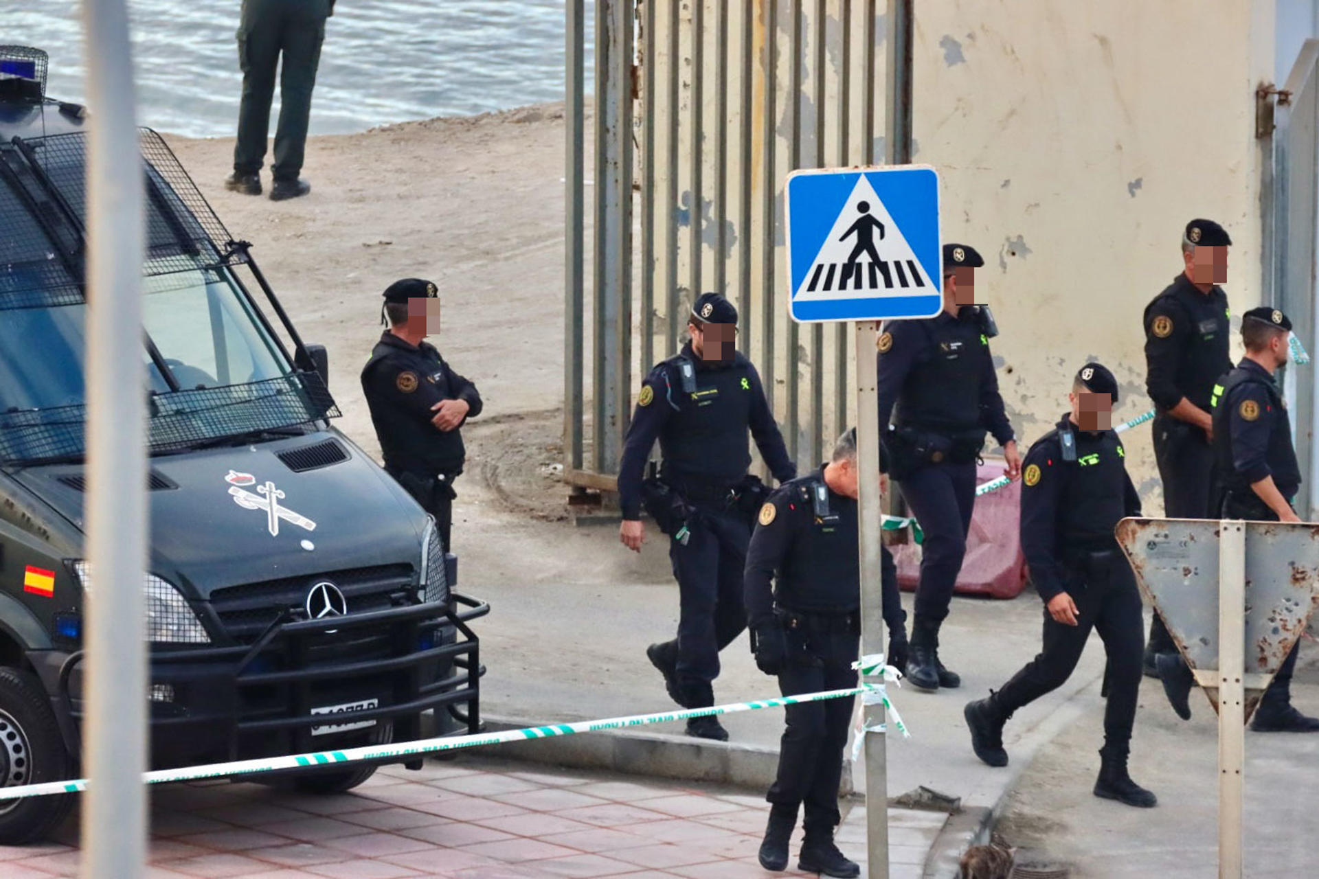 CEUTA (ESPAÑA), 23/09/2026.- La frontera del Tarajal que separa Ceuta de Marruecos ha amanecido este miércoles tranquila y con una mayor presencia de efectivos de la Guardia Civil a pesar del llamamiento a una nueva entrada masiva en la ciudad como ya ocurrió los días 30 y 31 de julio. EFE/ Reduan