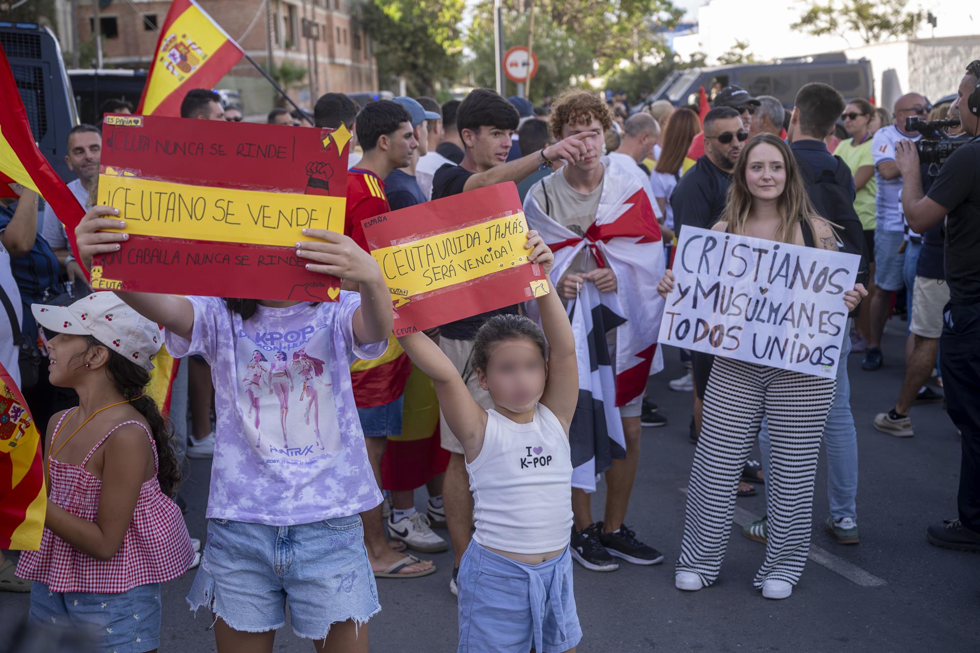 Varias personas durante otra manifestación este jueves en Ceuta.